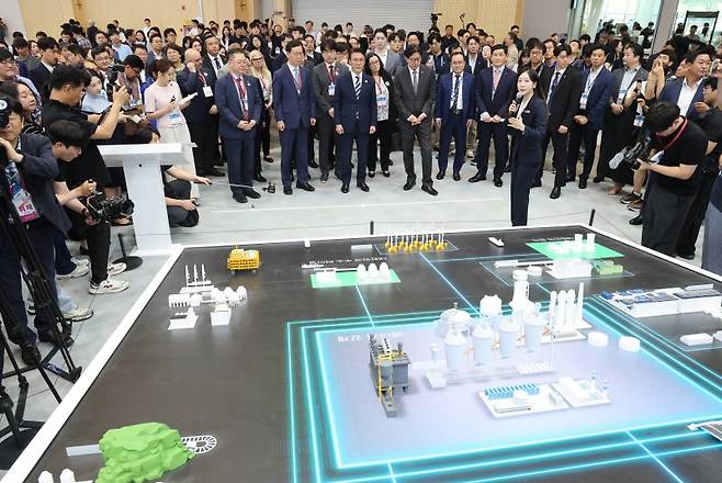 김민석 국무총리 등이 27일 부산 해운대구 벡스코 제1전시장에서 열린 2025 기후산업국제박람회에 참석해 참가업체 전시 부스를 둘러보고 있다. 29일까지 열리는 이번 박람회는기후 에너지 분야 540개의 기업이 최신기술과 제품 등을 선보인다. 연합뉴스