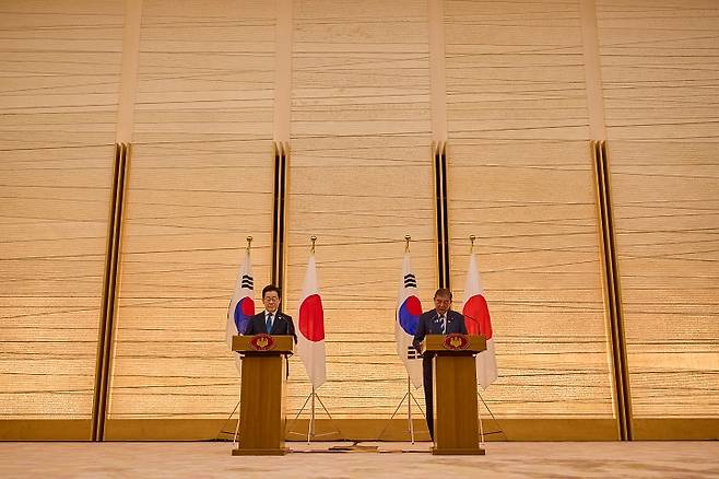 이재명 대통령과 이시바 시게루 일본 총리가 지난 23일(현지시간) 일본 도쿄 총리 관저에서 소인수 정상회담에 앞서 기념촬영을 하고 있다.(ⓒ뉴스1, 무단 전재-재배포 금지)