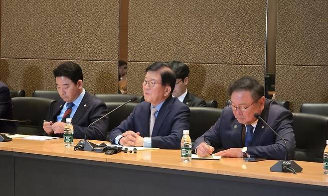 26일 주중 한국대사관에서 대통령 중국 특사단인 박병석 전 국회의장(단장·사진 가운데), 김태년 의원(사진 오른쪽), 박정 의원(사진 왼쪽) 등이 베이징특파원들과 기자간담회를 하고 있다. 베이징특파원 공동취재단