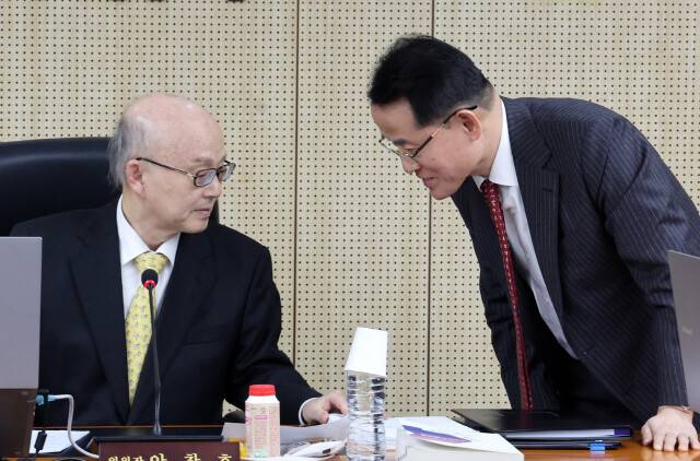 2024년 2월24일 오후 서울 중구 국가인권위원회에서 열린 이충상 상임위원 이임식 시작 전 안창호 위원장과 이충상 상임위원이 이야기하고 있다. 두 사람 모두 동성애 혐오 발언을 했다는 비판을 받아왔다. 김태형 기자 xogud555@hani.co.kr