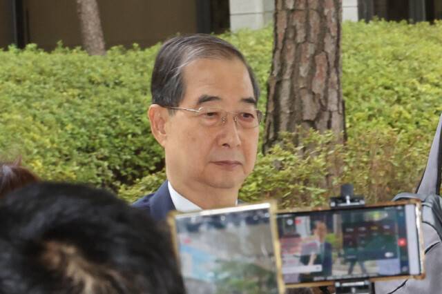 한덕수 전 국무총리가 지난 22일 오전 내란·외환 사건을 수사하는 조은석 특별검사팀에 피의자 신분으로 3차 조사를 받기 위해 내란 특검 사무실이 마련된 서울 서초구 서울고검 청사로 향하고 있다. 최현수 기자 emd@hani.co.kr