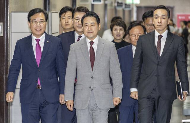 국민의힘 장동혁 대표(맨앞줄 가운데)와 송언석 원내대표(왼쪽) 등 지도부가 27일 국회에서 열린 최고위원회의에 입장하고 있다. 연합뉴스