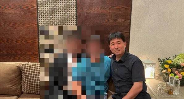 더불어민주당이 지귀연 부장판사 향응 접대 의혹을 제기하며 지난 5월19일 공개한 사진. 지 부장판사(가장 오른쪽)가 동석자 두명과 앉아 있다. 민주당 제공