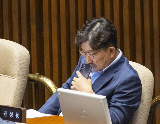 권성동 국민의힘 의원이 2025년 8월4일 국회에서 열린 본회의에 참석해 자리에 앉아 생각에 잠겨 있다. 연합뉴스