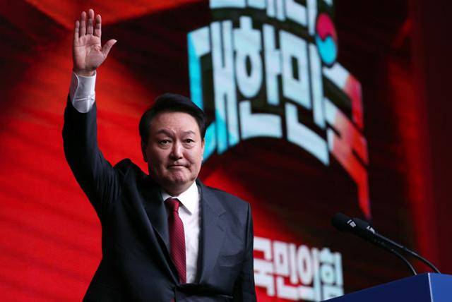윤석열 대통령이 2023년 3월 8일 오후 경기 고양 일산 킨텍스에서 열린 국민의힘 제3차 전당대회에서 인사를 하고 있다. 대통령실 제공