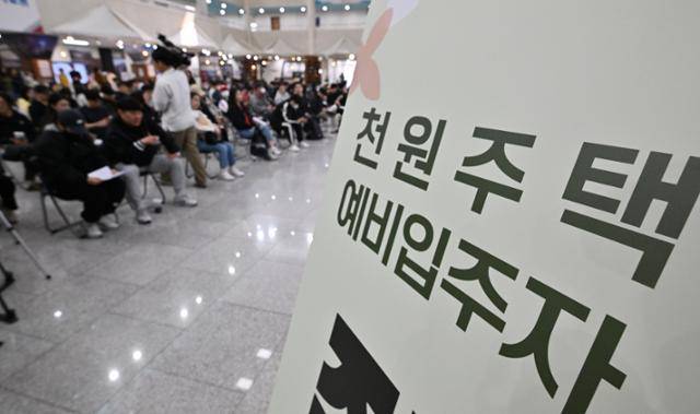 인천 전세임대 천원주택 예비 입주자 모집 첫날인 5월 12일 접수처인 인천시청 중앙홀에서 신청자들이 차례를 기다리고 있다. 인천시 제공