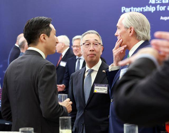 박지원(가운데) 두산에너빌리티 회장, 정기선 HD현대 수석부회장이 25일 미국 워싱턴DC 윌라드 인터콘티네탈 호텔에서 열린 한미 비즈니스 라운드 테이블에서 참석한 미국 기업인과 대화하고 있다. 워싱턴=연합뉴스