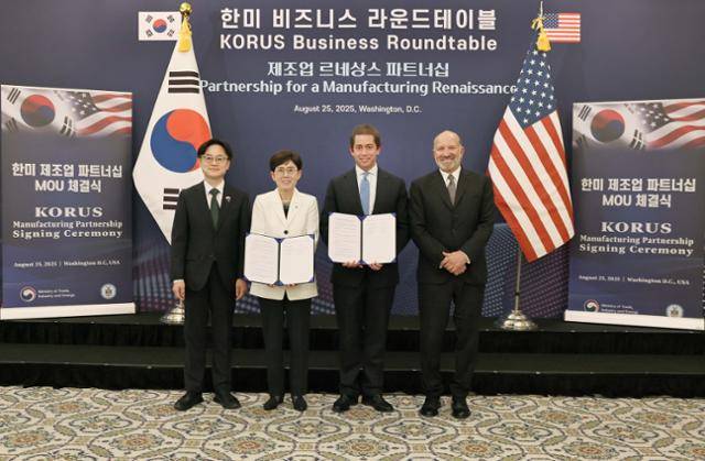 한국가스공사가 25일 미국 워싱턴에서 미국산 LNG 구매 계약을 맺었다. 왼쪽부터 김정관 산업통상자원부 장관, 최연혜 한국가스공사 사장, 리처드 홀텀 트라피구라 사장, 하워드 러트닉 미국 상무부 장관. 한국가스공사 제공