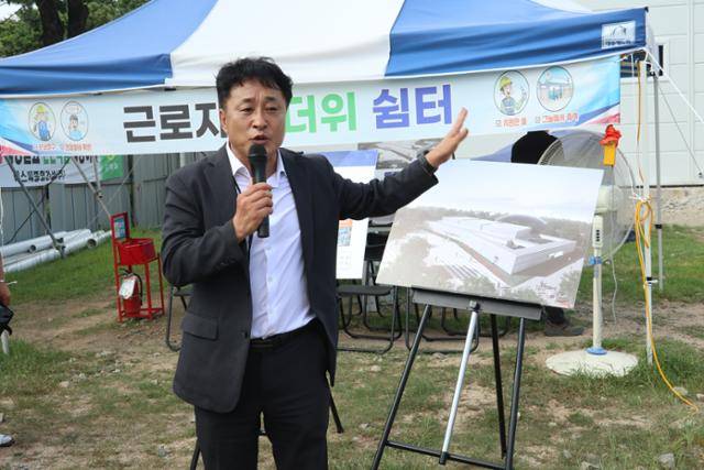 김상철 경북도 APEC 준비기획단장이 21일 국립경주박물관에서 APEC만찬장 건립 상황과 신라금관 특별전 등을 설명하고 있다. 정광진 기자