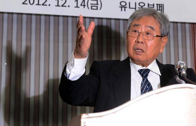 이근안이 2012년 12월 14일 서울 성동구의 한 식당에서 자서전 '고문기술자 이근안의 고백' 출판기념회를 열고 자신의 심경을 밝히고 있다. 한국일보 자료사진
