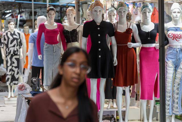 인도 뭄바이 외곽의 미라 로드에 위치한 옷가게에 27일 마네킹들이 줄지어 서 있다. 미국은 이날부터 인도 수입품에 대한 관세를 50% 부과하기 시작했는데, 섬유와 보석, 가죽 제품, 식품, 자동차 등 품목이 가장 큰 타격을 입을 것으로 보인다. 뭄바이=EPA 연합뉴스