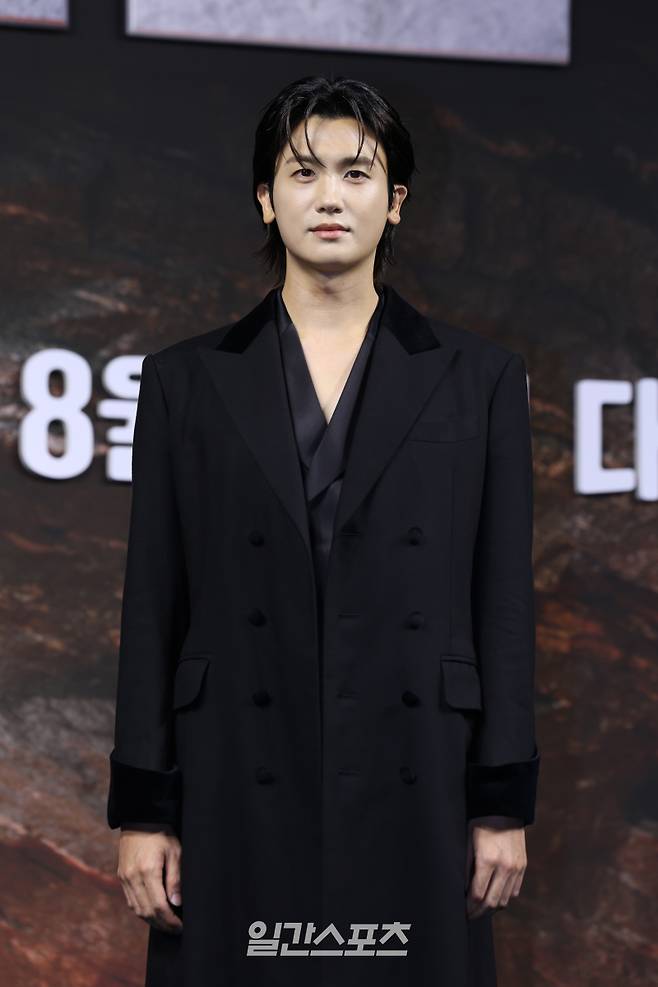 배우 박형식이 20일 오전 서울 중구 앰배서더 서울 풀만 호텔에서 열린 디즈니+ '트웰브' 제작발표회에 참석해 포토타임을 갖고 있다. 동양의 12지신을 모티브로 한 시리즈 '트웰브'는 인간을 수호하기 위해 인간의 모습으로 살아가고 있는 12천사들이 악의 무리에 맞서는 전투를 그린 액션 히어로물. 오는 23일 밤 9시 20분에 KBS 2TV에서 첫 방송되며 방송 직후 디즈니+에서도 만나 볼 수 있다. 서병수 기자 qudtn@edaily.co.kr /2025.08.20/