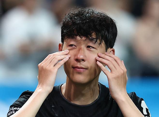 <yonhap photo-4899=""> 눈물 닦는 손흥민 (서울=연합뉴스) 김성민 기자 = 올여름 팀을 떠나기로 한 토트넘 홋스퍼 손흥민이 3일 서울월드컵경기장에서 열린 2025 쿠팡플레이 시리즈 뉴캐슬 유나이티드와의 친선경기가 끝난 뒤 눈물을 닦고 있다. 2015년 8월 토트넘으로 이적한 손흥민은 2021-2022시즌 리그 득점왕에 오르고 2024-2025시즌엔 유럽축구연맹(UEFA) 유로파리그 우승을 이끄는 등 10년간 활약했다. 손흥민은 전날 기자회견을 통해 올여름 팀을 떠난다고 발표했다. 2025.8.3 ksm7976@yna.co.kr/2025-08-03 22:43:26/ <저작권자 ⓒ 1980-2025 ㈜연합뉴스. 무단 전재 재배포 금지, AI 학습 및 활용 금지></yonhap>