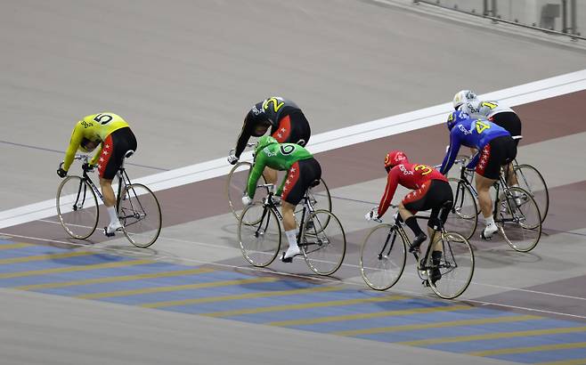 광명스피돔에서 특선급 선수들이 결승선을 향해 달려가고 있다. 국민체육진흥공단
