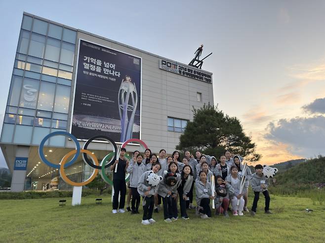 평창올림픽기념관을 방문한 2025 플레이윈터 피겨스케이팅 아카데미 참가자들. 사진=2018평창기념재단 제공