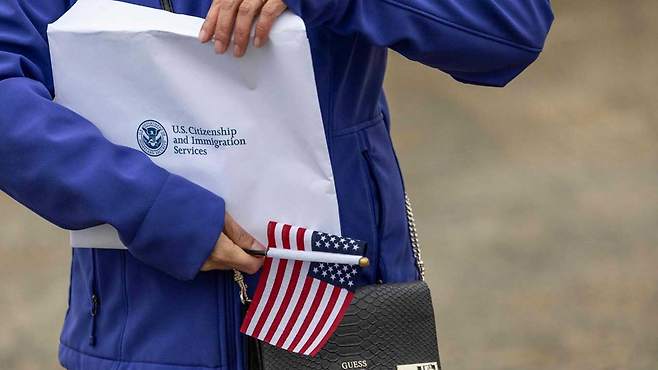 알래스카에서 시민권 부여식을 마치고 나온 한 미국 시민