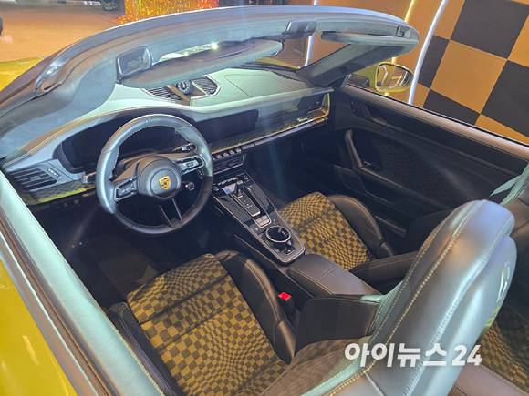 포르쉐 '신형 911 스피릿 70' 인테리어. [사진=김종성 기자]
