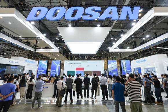 27일부터 부산 벡스코에서 개최되는 ‘기후산업국제박람회’ 두산 부스 전경. 이번 전시회에서 두산은 가스터빈∙SMR∙풍력∙수소 등 다양한 에너지 솔루션을 선보인다. [사진=두산]