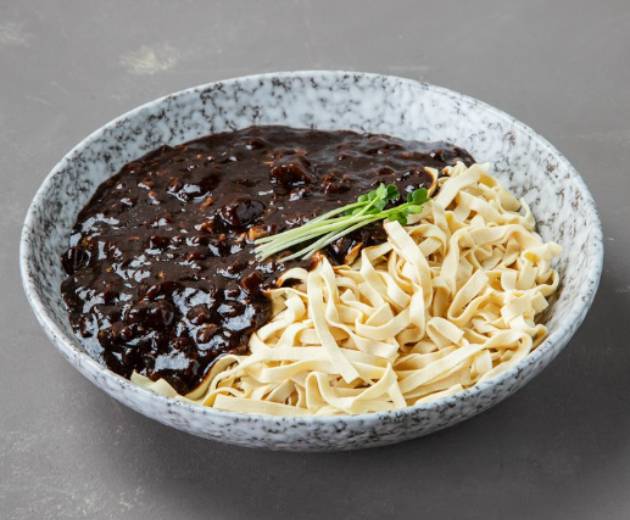 면의 종류를 달리 하면 충분히 건강한 면 요리를 즐길 수 있다. 사진은 두부면으로 만든 짜장면. [사진= SSG.com]