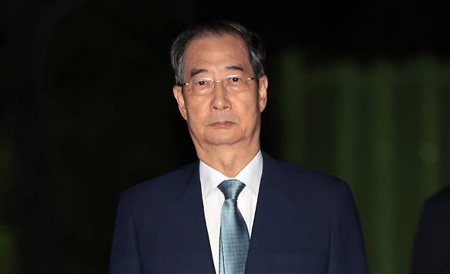 윤석열 전 대통령의 내란 방조 및 위증 등 혐의를 받는 한덕수 전 국무총리가 27일 구속영장이 기각돼 경기도 의왕 서울구치소를 나서고 있다. 2025.8.27 [사진=연합뉴스]