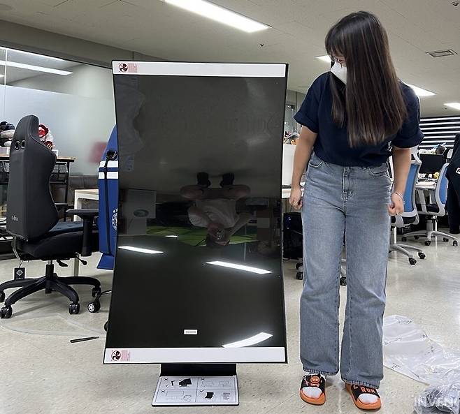 ▲ "전신거울인가요?". 크기가 체감되는 사진