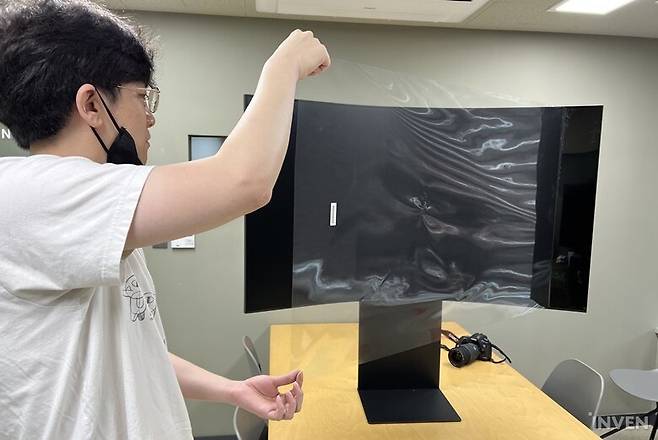 ▲ 한 손으로 안되더라고요..