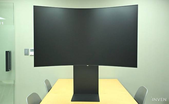 ▲ 가장 높은 높이. 피벗 기능은 가장 높은 높이에서 이용을 권장합니다