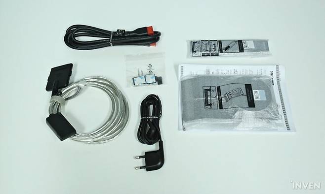 ▲ HDMI 케이블과 2개의 리모컨, 원 커넥트 박스 전원과 연결 케이블입니다