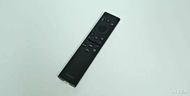 ▲ 삼성 솔라셀 리모컨은 이름 그대로 태양전지를 통해 충전됩니다