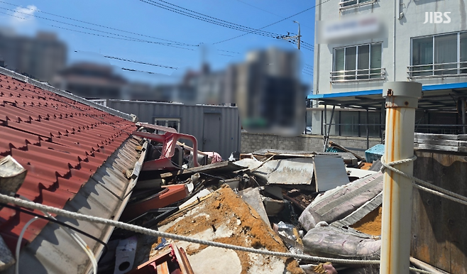 쓰레기에 파묻힌 주택 (사진, 신효은 기자)