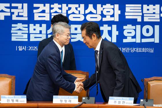 국민주권검찰정상화특별위원회 1차 회의에 참석해 인사를 나누는 정청래 민주당 대표와 민형배 위원장. 뉴스1