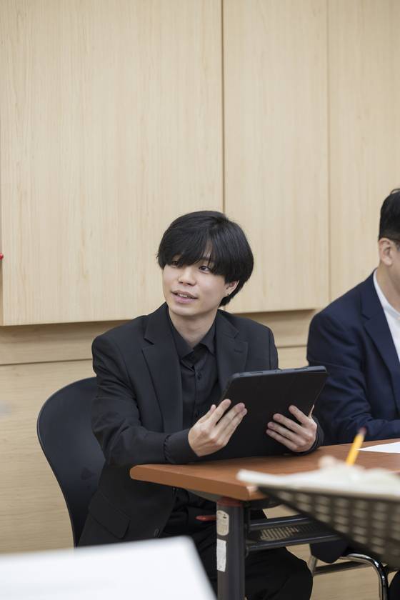 서울시관현악단 '웨이브' 프로젝트 연습실에서 악단의 연주를 듣고 있는 조재완 작곡가. 사진 세종문화회관