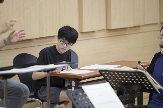 서울시관현악단 '웨이브' 프로젝트 연습실에서 악단의 연주 모습을 살피고 있는 김준표 작곡가. 사진 세종문화회관