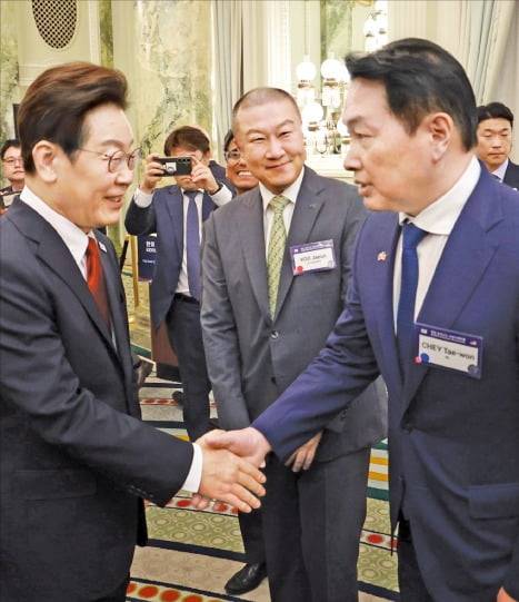 < 숨가빴던 한미 경제교류 > 한·미 정부 관계자와 기업인 50여 명이 25일(현지시간) 미국 워싱턴DC 윌러드호텔에서 열린 ‘한·미 비즈니스 라운드 테이블’에 총출동했다. (1) 이재명 대통령과 최태원 SK그룹 회장(오른쪽)이 구자은 LS그룹 회장이 지켜보는 가운데 악수하고 있다. 연합뉴스