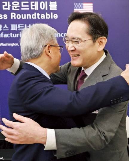 (2) 이재용 삼성전자 회장(오른쪽)이 젠슨 황 엔비디아 최고경영자(CEO)와 포옹하고 있다.  연합뉴스