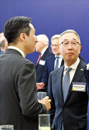 (5) 정기선 HD현대 수석부회장(왼쪽)과 박지원 두산에너빌리티 회장﻿이 ﻿얘기하고 있다.  연합뉴스