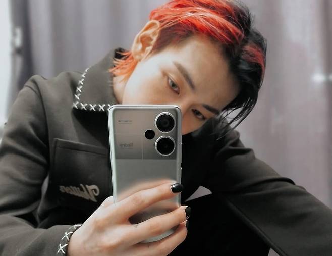 그룹 갓세븐(GOT7) 뱀뱀이 앰배서더로 활동 중인 샤오미의 스마트폰 '레드미 노트13' 시리즈를 들고 있다. 사진=뱀뱀 인스타그램 계정 갈무리