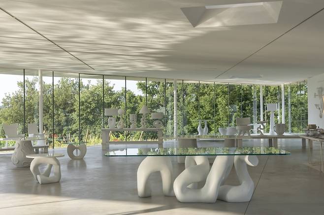 전시명 《순수》에 걸맞는 플라스터글라스 오브제들이 전시된 내부 / 사진. ©Antoine Bootz