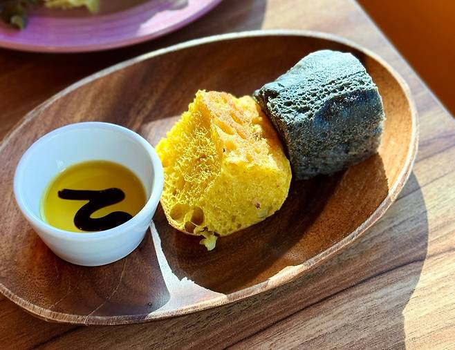 샐러드와 빵 역시 농사지은 건강한 채소를 활용해 만든다. 사진=박소윤