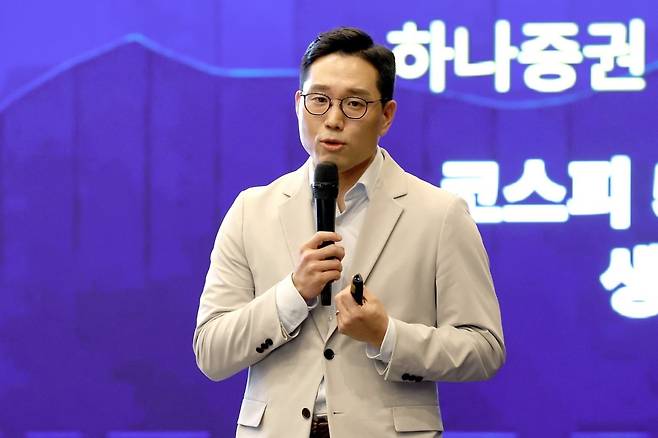 한국경제신문 온라인 미디어 한경닷컴이 주최하는 '2025 한경 재테크쇼'가 27일 '2025 부의 이동 : 투자 대전환의 서막'을 주제로 서울 중림동 한국경제신문사에서 열렸다. 김두언(빈센트) 하나증권 수석 연구위원이 '코스피 5000 시대, 생존전략'을 주제로 강연하고 있다./사진=변성현 한경닷컴 기자