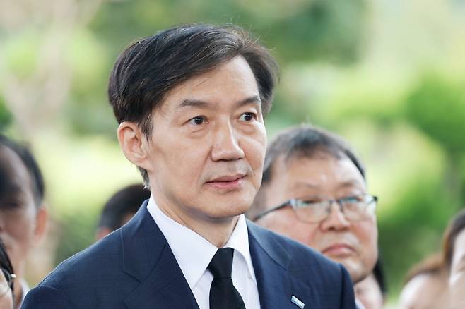 조국 조국혁신당 혁신정책연구원장이 26일 광복절 특별 사면 복권 후 처음으로 호남을 찾아 광주 북구 국립5.18민주묘지를 참배하고 기자들과 질의응답을 하고 있다./사진=뉴스1
