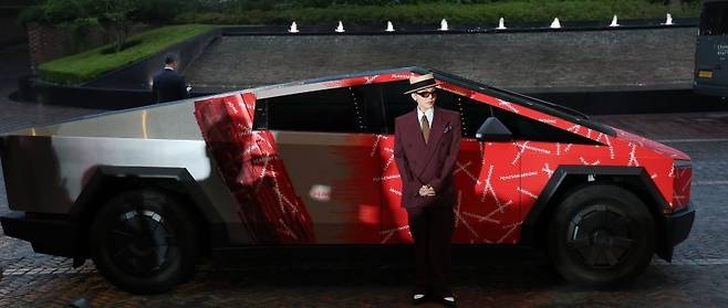 공식 석상에 사이버트럭을 타고 등장한 가수 지드래곤. 사진=뉴스1