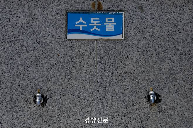 강원 강릉시 경포대해수욕장 내 수도꼭지가 제거된 세족장 모습. 문재원 기자