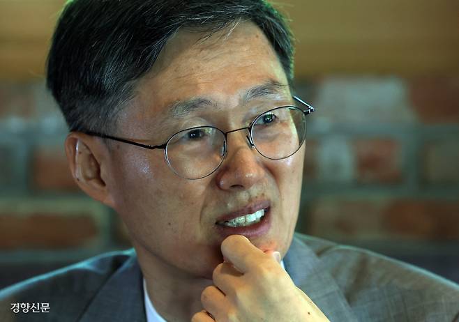 문형배 전 헌법재판소장 권한대행이 지난 19일 부산시민공원 내 북카페에서 윤석열 탄핵심판 과정 등과 관련해 경향신문과 인터뷰하고 있다. 서성일 선임기자