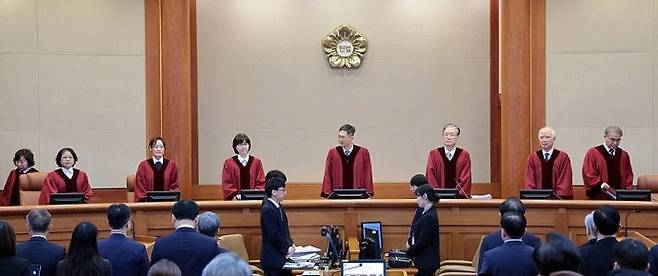 문형배 헌법재판소장 권한대행과 재판관들이 지난 2월13일 서울 종로구 헌법재판소 대심판정에서 열린 ‘윤석열 대통령 탄핵심판 8차 변론’에 입장하고 있다. 연합뉴스