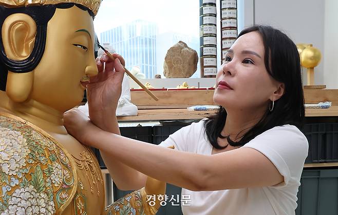김도래 문화재 수리 기술자가 19일 경기 화성시 작업실에서 불상 복원 작업을 하고 있다. 정지윤 선임기자