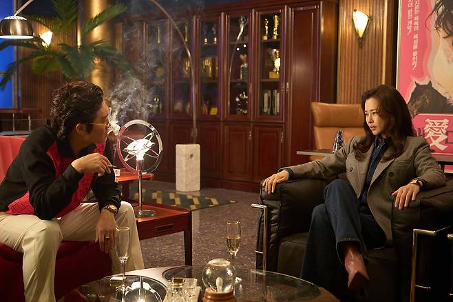 넷플릭스 오리지널 시리즈 <애마>에서 탑스타 희란(이하늬)가 영화사 대표 중호(진선규)를 한심한 눈빛으로 바라보고 있다. 넷플릭스 제공