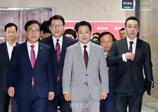 장동혁 국민의힘 대표가 송언석 원내대표 등 신임 지도부와 함께 27일 국회에서 열린 최고위원회의에 입장하고 있다. 박민규 선임기자