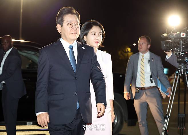 이재명 대통령과 김혜경 여사가 26일(현지시간) 미국 필라델피아 국제공항에서 귀국길에 오르고 있다. 김창길 기자