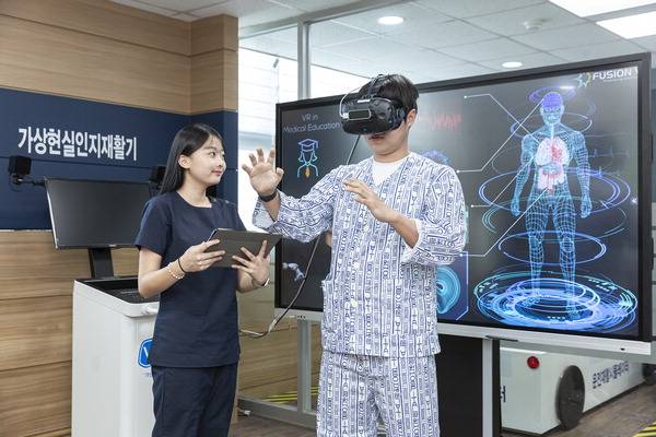부산보건대 작업치료과는 가상현실(VR) 기반 교육을 통해 실무 중심의 학습 환경을 조성 중이다. 학생들이 VR 프로그램을 활용해 인지재활 실습을 하고 있다. 부산보건대 제공